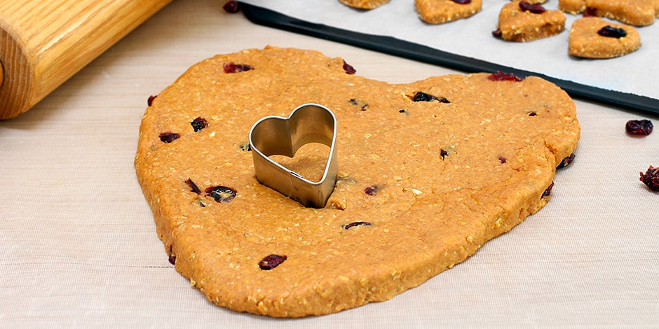 galleta con arándanos, con un molde en forma de corazón Primer plano de una galleta con arándanos, con un molde en forma de corazón