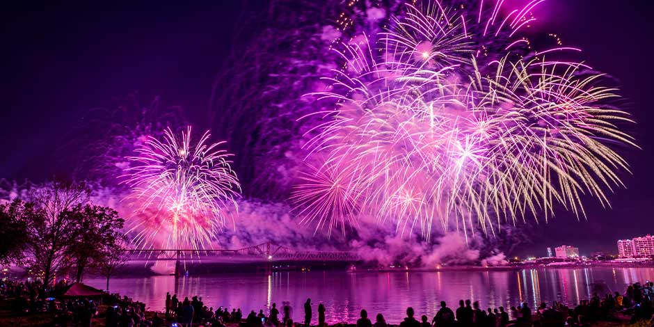 Cómo ayudar a calmar a tu mascota de fuegos artificiales Aprendé cómo ayudar a calmar a tu mascota de los fuegos artificiales para que sean unas felices fiestas para ella también.