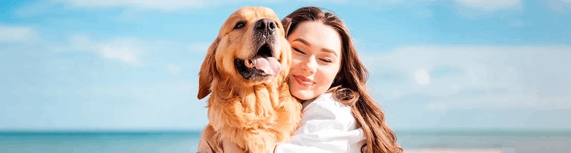 Beneficios de tener un perro- Abrazo Mujer abrazando a su golden y recibiendo su amor, uno de los mayores beneficios de tener un perro.