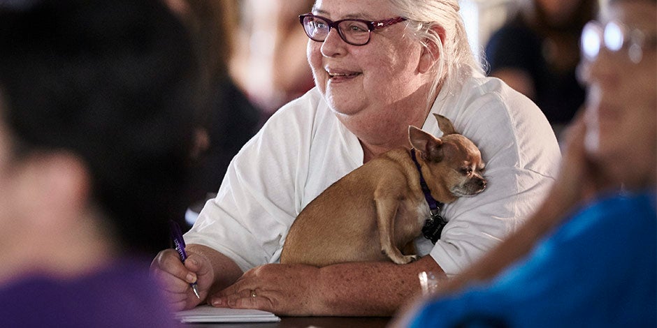 Perros para adultos mayores - Chihuahua Chihuahua acompañando a su sonriente tutora. Son perros ideales para adultos mayores.