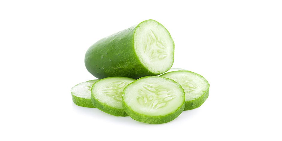 Los perros pueden comer pepino - Rodaja Los perros pueden comer pepino, pero mejor dividilo, y dáselo en rodajas como estas.