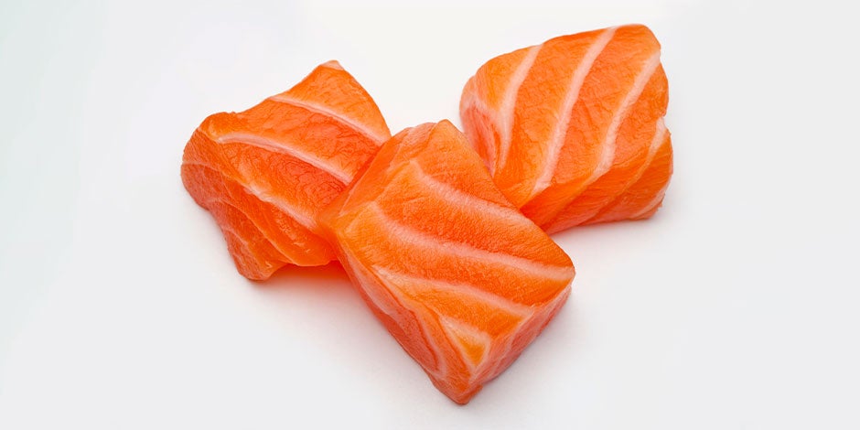 Los perros pueden comer pescado - Salmón Trozos de salmón. Este pez aporta nutrientes importantes para la mascota. Los perros pueden comer pescado.