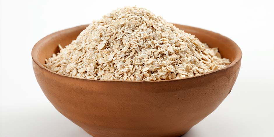 Los gatos pueden comer avena. Avena en una taza.