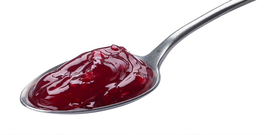Los perros pueden comer ciruela, pero sólo la fruta, nunca en caramelos, dulces o similares. Cuchara con dulce.