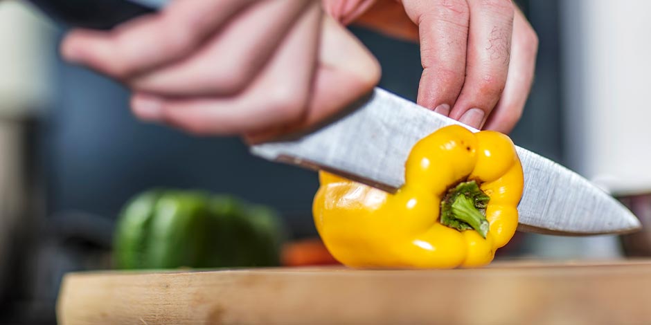 Los perros pueden comer pimiento - Preparación Los perros pueden comer pimiento, pero seguí ciertos consejos para hacerlo. Pimiento siendo cortado.