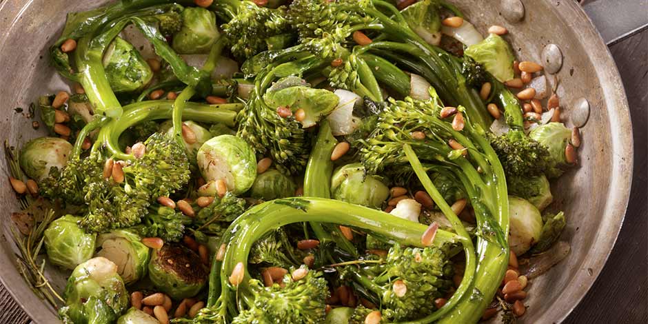 Vitamina K para perros – Brócoli. El brócoli es un alimento clave, pues aporta vitamina K para los perros. Brócoli cocido en tazón.