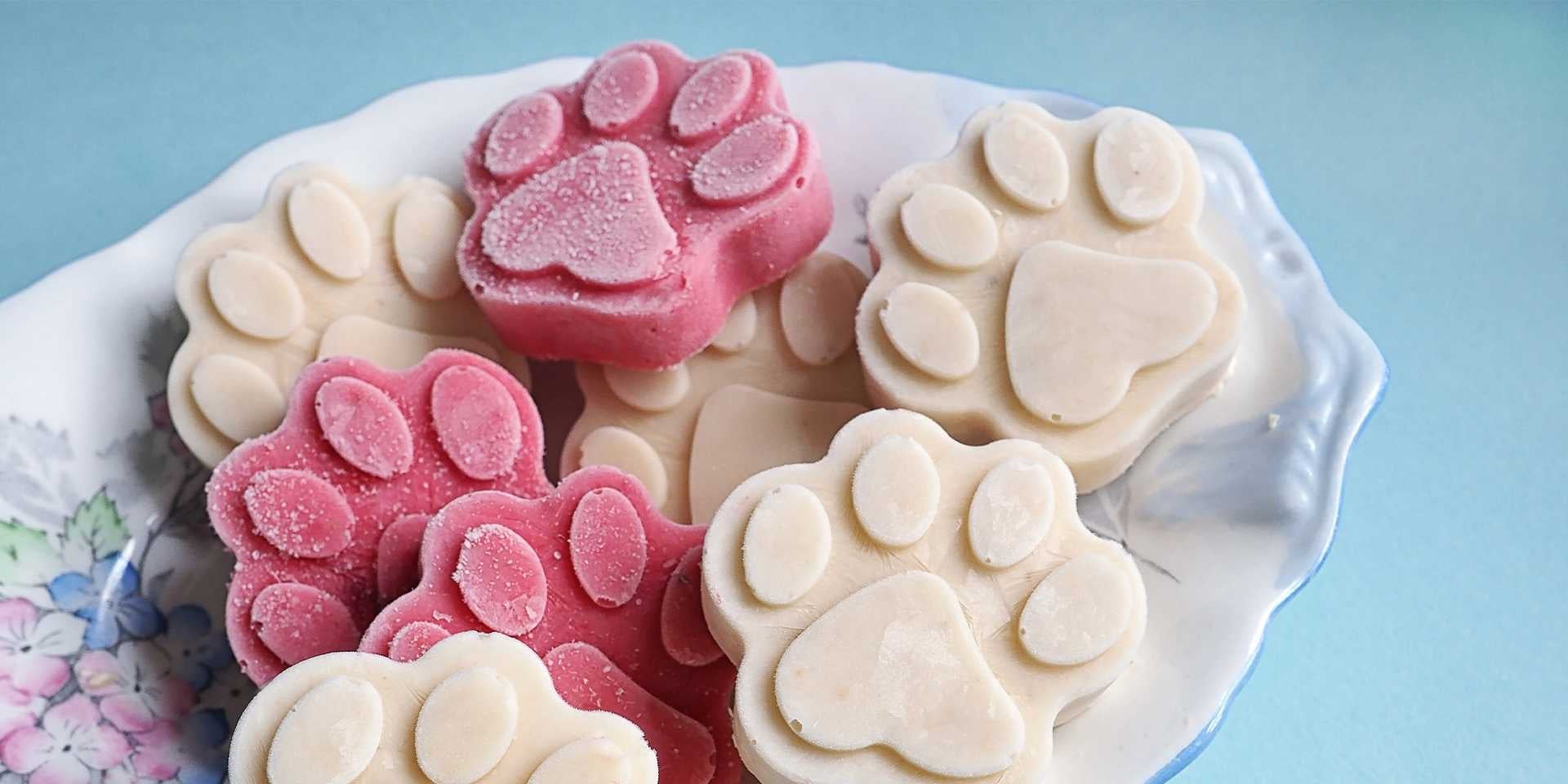 Los perros pueden comer helado, como este en forma de huellitas