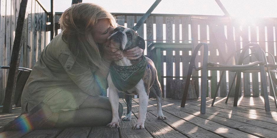 ¿Los perros van al cielo? Averigualo con PURINA®. Tutora dando amor a su mascota.