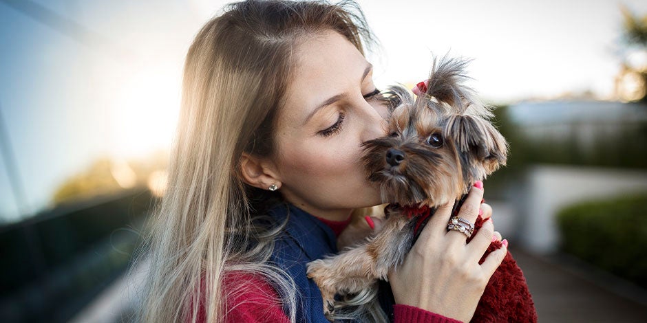 Encontrá acá los mejores nombres para perritas y hacé que tu mascota sea aún más única. Perrita con su tutora.