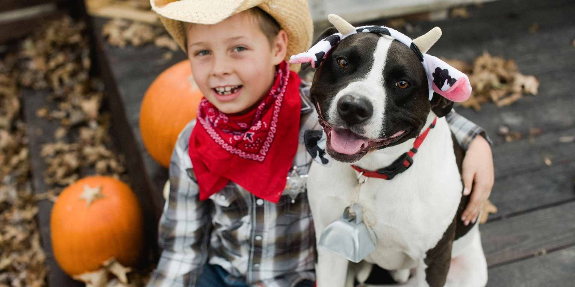 Los nombres para perros le dan un toque único a cada mascota. Perro disfrazado junto a su tutor.