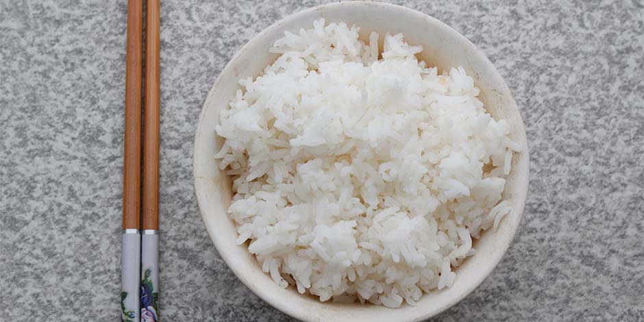 Gracias a sus beneficios, los perros pueden comer arroz, como el de este plato.