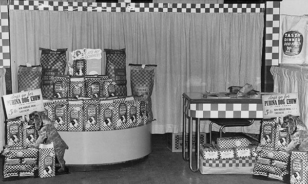 Historia de Dog Chow y el primer alimento para perros producido por Purina en 1927